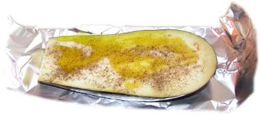plaster bak�a�ana na foli aluminiowej przyprawiony i polany oliw� z oliwek